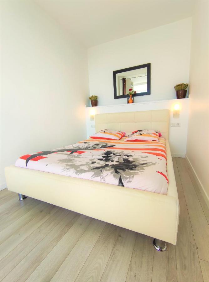 6 Appartements Et 4 Adresses A Mi-Chemin Entre Le Vieux Port Et L Ile De Re Ла Рошел Екстериор снимка